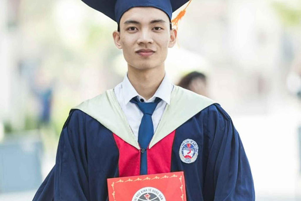 a boy got graduate from online